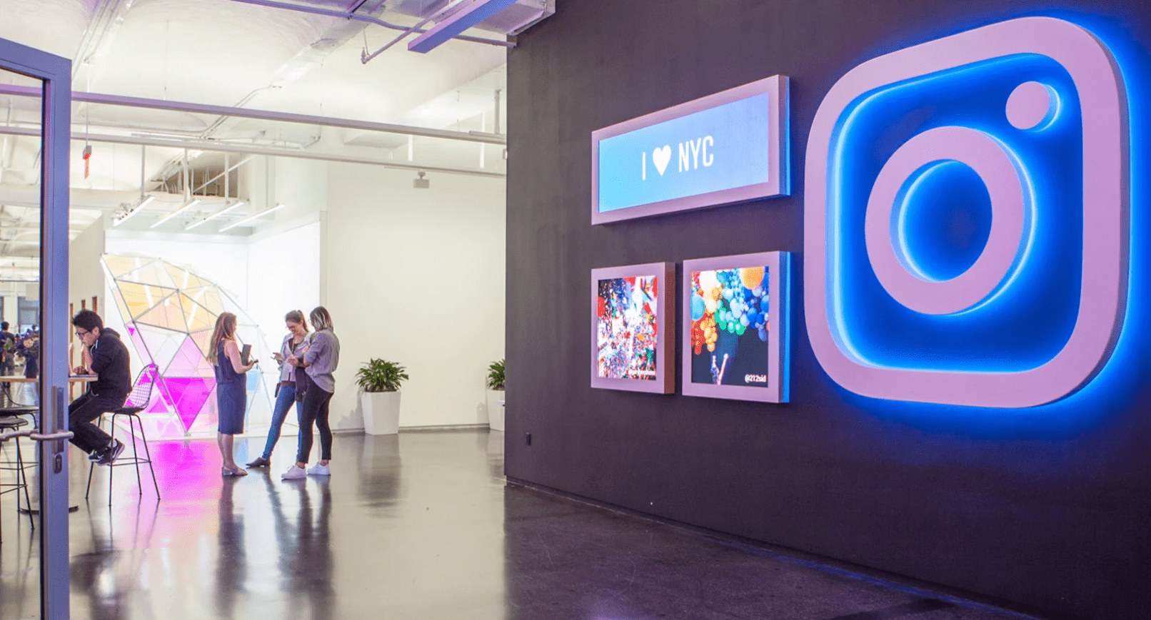 WP: Instagram* для привлечения молодой аудитории организовывал в офисах «музеи» с фотографиями популярных у подростков мест и памятками, как делать смешные селфи