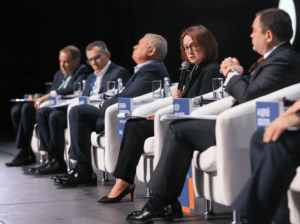 В МВД предложили ввести «период охлаждения» для снятия наличных в отделениях банков, если «клиент находится под воздействием мошенников»