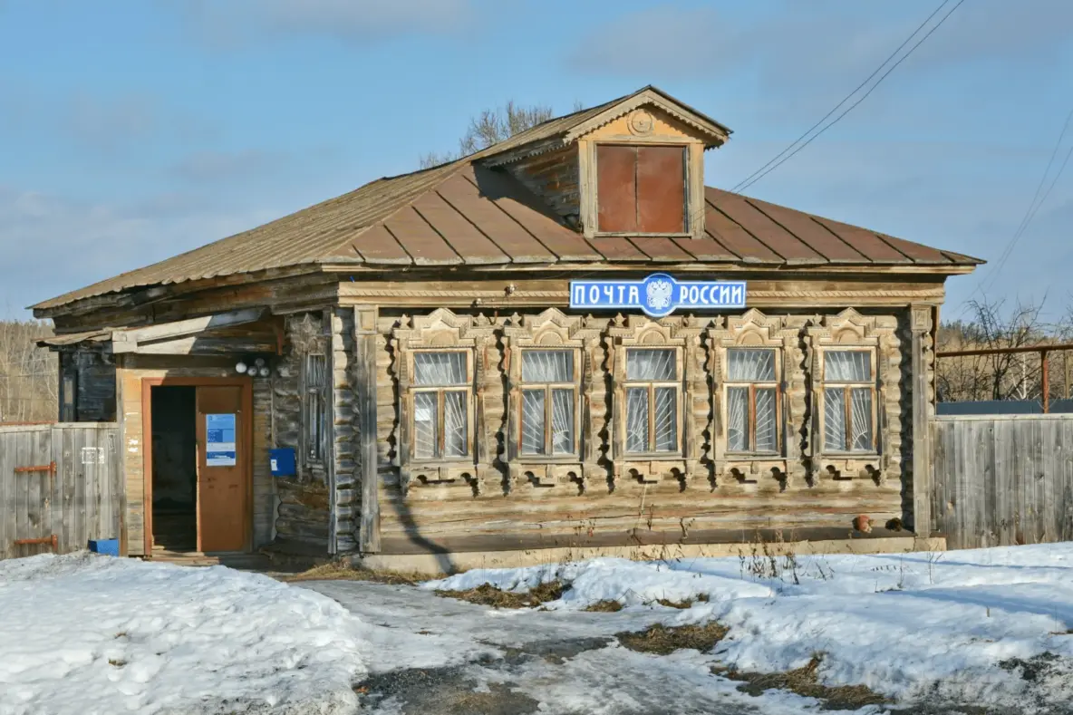 Минцифры направило в правительство законопроект о поддержке «Почты России» — он в том числе запретит банкам брать комиссию за оплату услуг в почтовых отделениях и обяжет маркетплейсы открывать в них ПВЗ