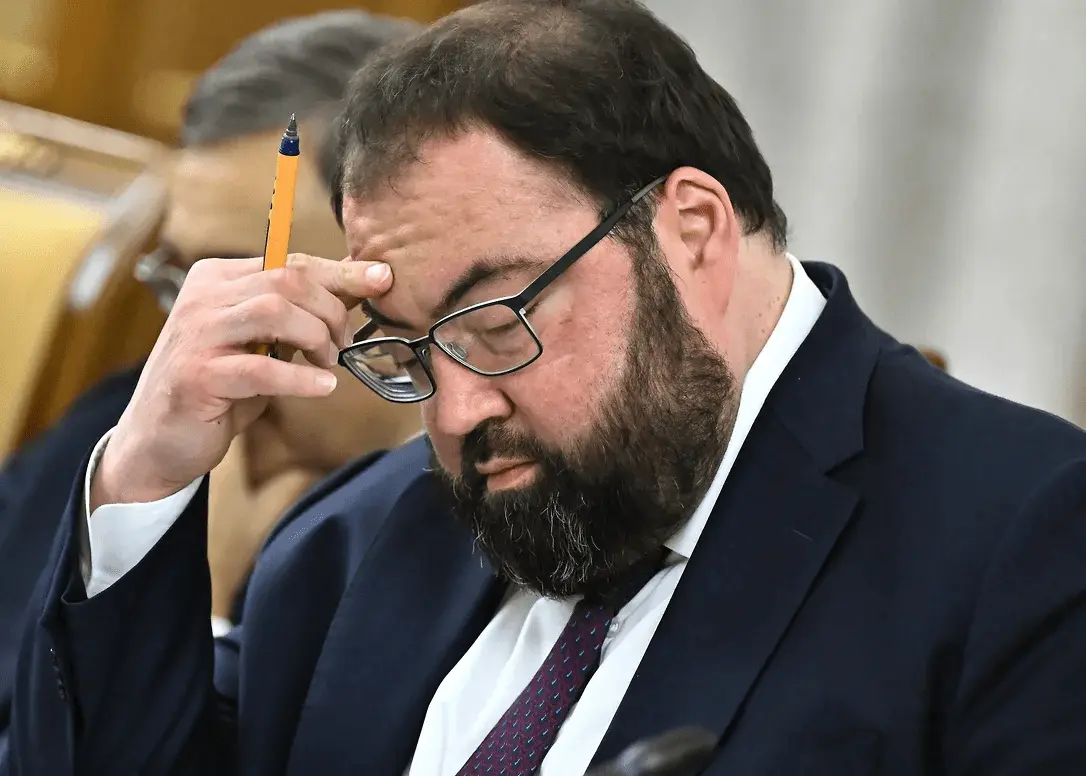 «Мы понимаем последствия, но другие варианты сильно хуже»: глава Минцифры Максут Шадаев заявил, что ведомство «обязано» снизить уровень использования VPN в России