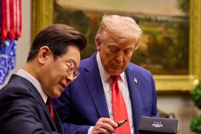 Трамп на встрече с президентом Южной Кореи похвалил его ручку — на фоне этого выросли на 30% акции производителя канцелярских товаров Monami