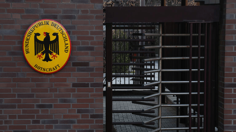 RTVI сообщило, что Германия ужесточила выдачу виз россиянам — в посольстве это опровергли