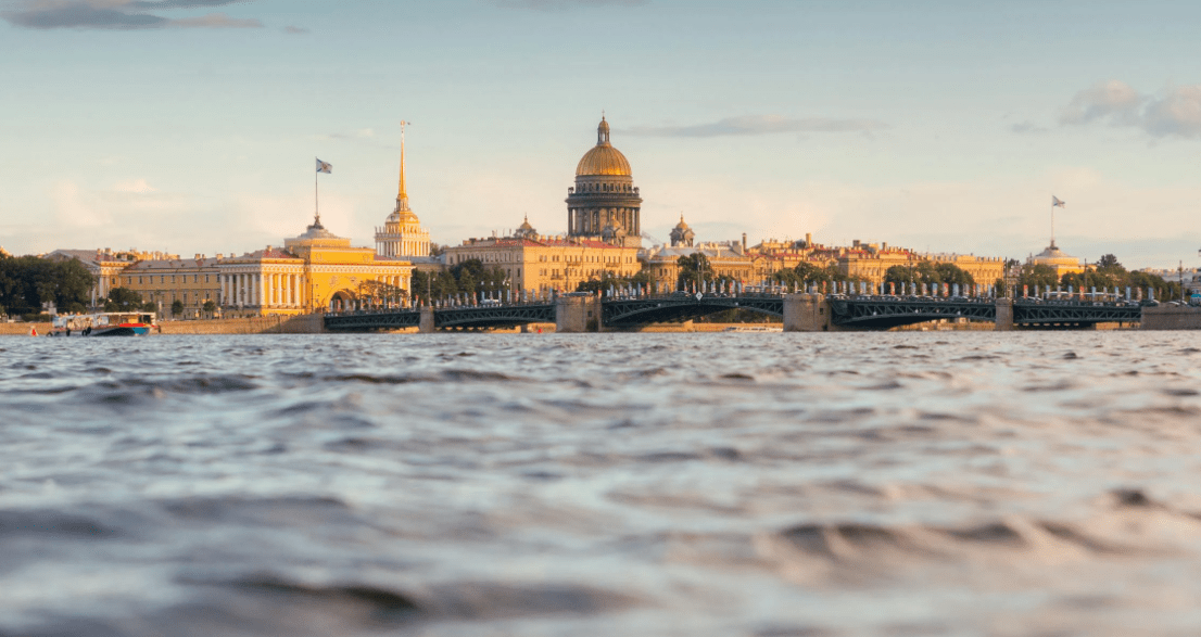 В соцсетях заметили, что штраф за неоплату парковки в центре Санкт-Петербурга иногда получается меньше, чем стоимость самой парковки, — власти обещали обдумать повышение штрафов