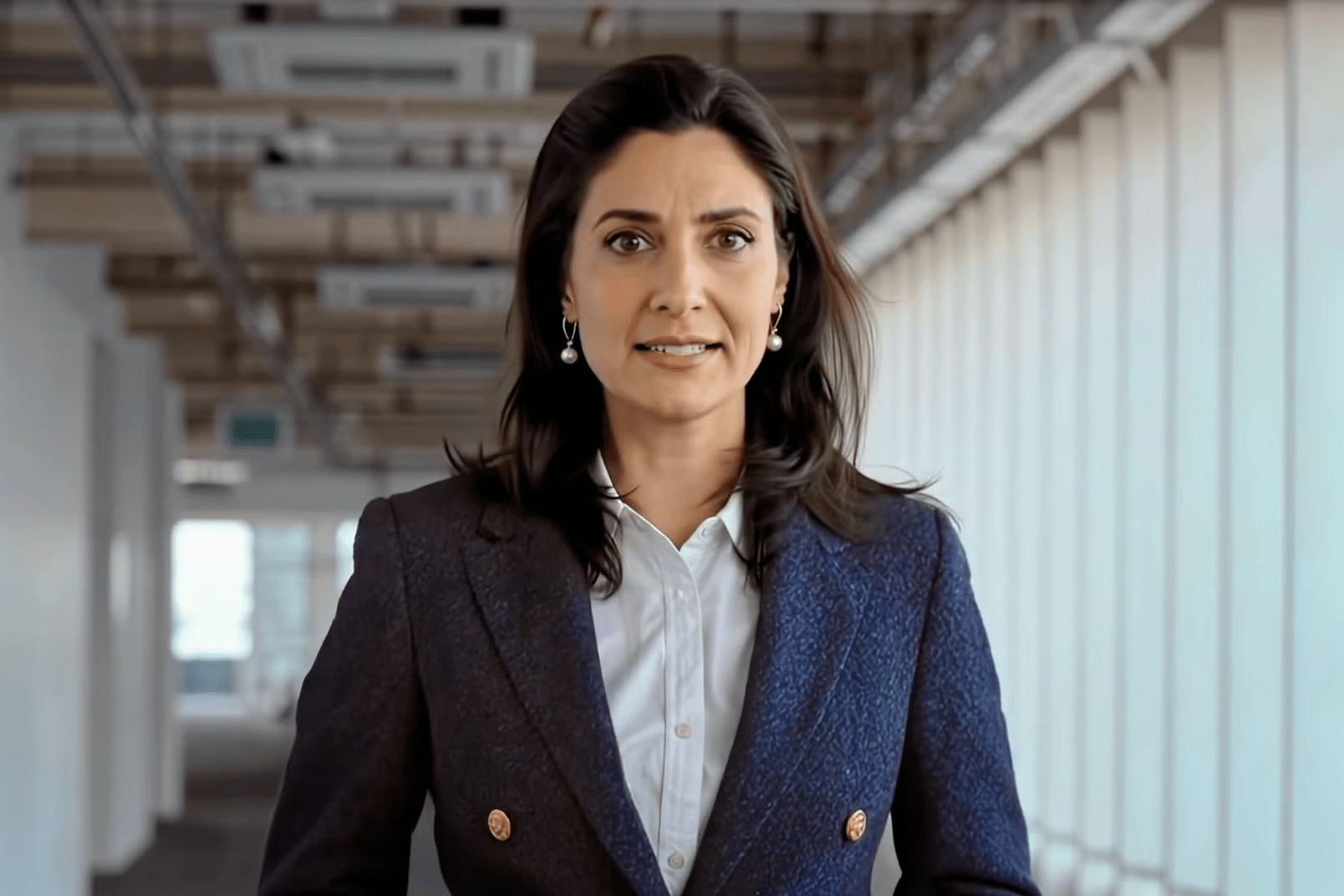 Британский телеканал Channel 4 показал программу о влиянии ИИ на рынок труда — её вела сгенерированная ведущая, но зрителям сообщили об этом только в конце передачи