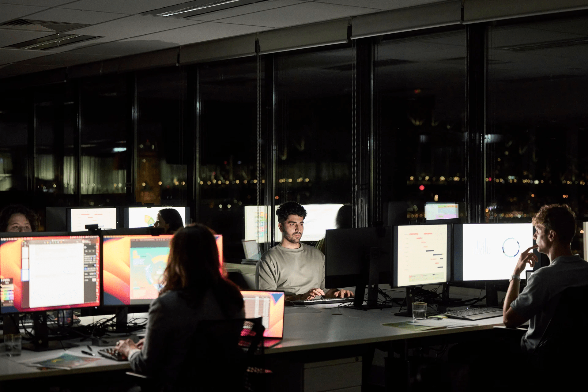 «Пытаемся пройти 20 лет научного прогресса за два года»: некоторые сотрудники ИИ-лабораторий Кремниевой долины стали работать по 80-100 часов в неделю — WSJ