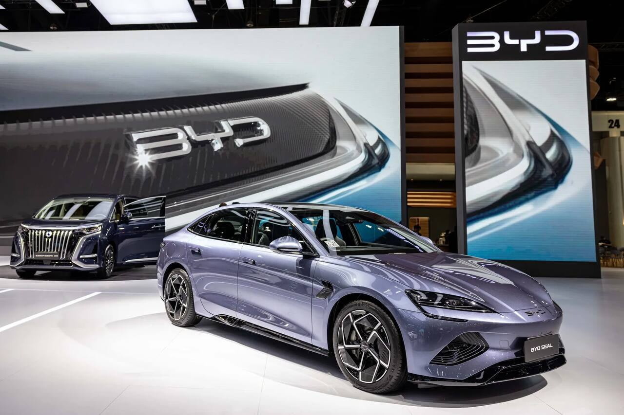 Квартальные продажи электромобилей китайской BYD на 17% превысили показатели Tesla, несмотря на «рекордные» продажи американской компании